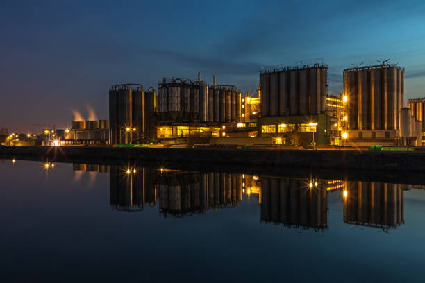 istock Chemical industry at night 1392314774
