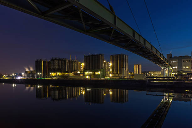istock Chemical industry at night 1392315405