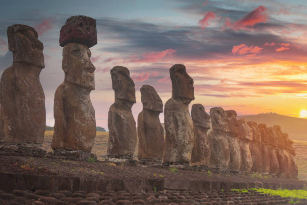 moai-statuen auf der osterinsel. - nui stock-fotos und bilder