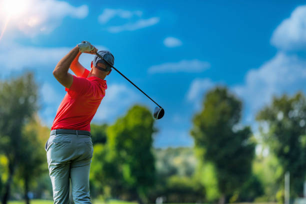 golf spielen, schöner tag, blauer himmel hintergrund - golfschwung stock-fotos und bilder