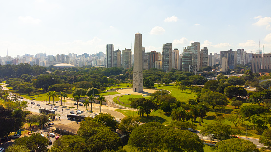 In this photograph, we can see the surroundings of the ibirapuera park, in São Paulo, such as Avenida 23 de Maio, the 1932 heroes an hobelisco.
