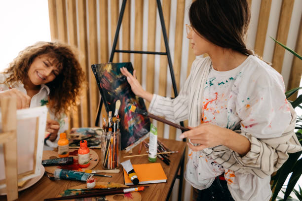 istock Female fine artists drawing in studio 1392333626