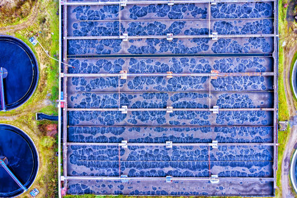 strutture di trattamento. un gruppo di vasche di sedimentazione radiale. vista dall'alto - treated water foto e immagini stock