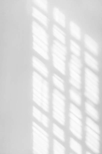 sombra del marco de la ventana sobre la pared de cemento blanco. - window frame fotos fotografías e imágenes de stock