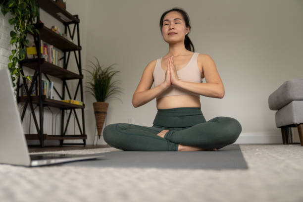 meditar con una clase virtual - sostén deportivo fotografías e imágenes de stock