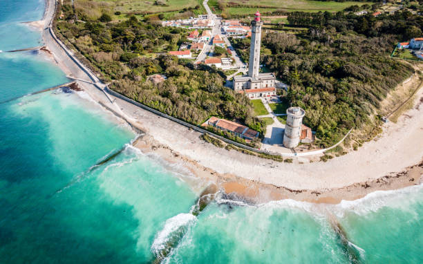 luft-drohnen-panoramaaufnahme des phare des baleines oder leuchtturms der wale aus dem meer auf der ile de ré oder der insel re france - ile de re stock-fotos und bilder