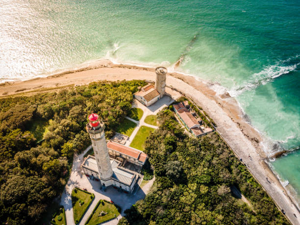 drohnenaufnahme des phare des baleines oder leuchtturm der wale bei sonnenuntergang und meerblick auf der ile de ré oder der insel re france - île de ré stock-fotos und bilder