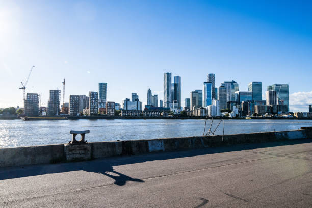 canary wharf blick von greenwich, england - london england canary wharf skyline cityscape stock-fotos und bilder