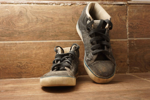 istock Old dirty kid shoes 1392351194