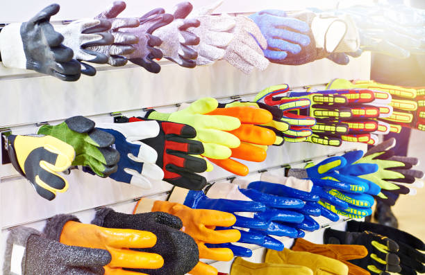 handschuhe für arbeiter und bauarbeiter im geschäft - arbeitshandschuh stock-fotos und bilder