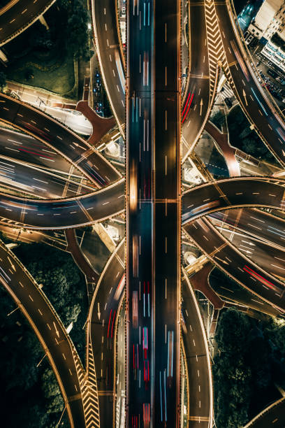 夜間の陸橋と都市交通のドローンポイントビュー - aerial view shanghai technology multiple lane highway ストックフォトと画像