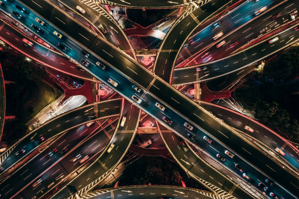 夜間の陸橋と都市交通のドローンポイントビュー - aerial view shanghai technology multiple lane highway ストックフォトと画像