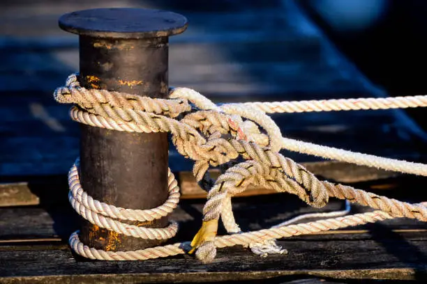Knots and ropes moored on the mooring bitch