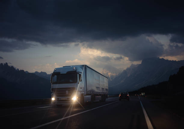 ciężarówka jadąca po autostradzie - heavy truck zdjęcia i obrazy z banku zdjęć