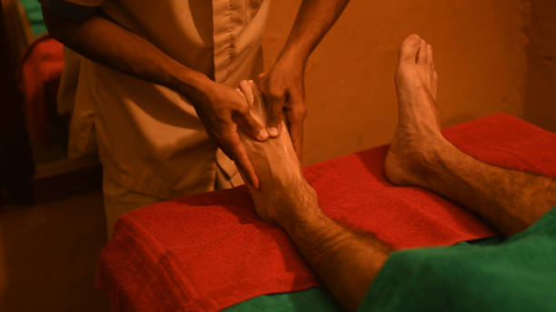 hombre que tiene terapia de curación ayurveda para masaje de relajación de pies - chakra ayurveda recovery herbal medicine fotografías e imágenes de stock