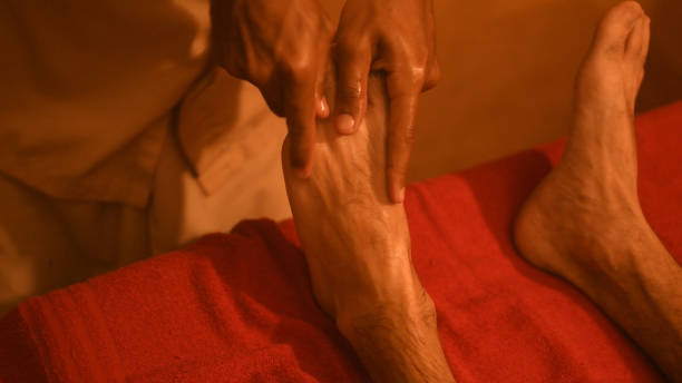 hombre que tiene terapia de curación ayurveda para masaje de relajación de pies - chakra ayurveda recovery herbal medicine fotografías e imágenes de stock