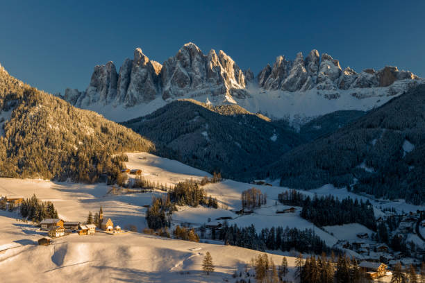 impresionante puesta de sol en los picos de las montañas odle, dolomitas, italia - landscaped landscape winter usa fotografías e imágenes de stock