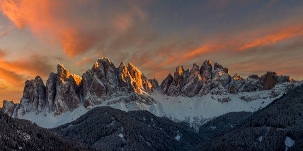 tramonto mozzafiato sulle cime delle montagne, dolomiti, italia - morning italy shadow sunlight foto e immagini stock