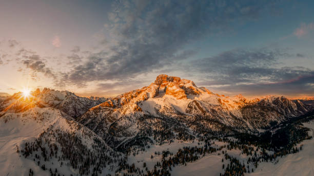 sonnenaufgang auf dem berggipfel der croda rossa d'ampezzo oder hohe gaisl, dolomiten - sunrise european alps mountain alpenglow stock-fotos und bilder