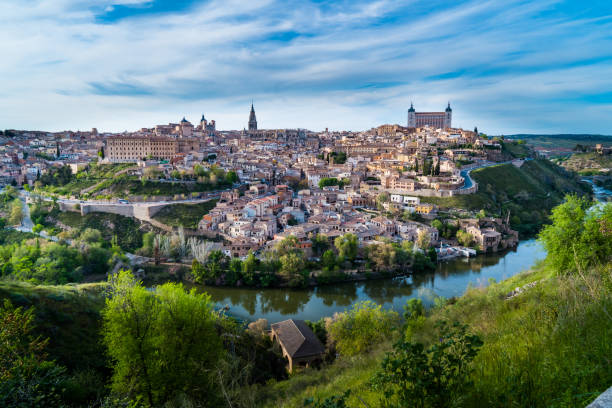 slyline da cidade de toledo do "mirador del valle". - seville sevilla santa cruz city - fotografias e filmes do acervo