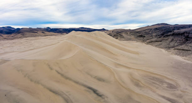 kuvapankkikuvat ja rojaltivapaat kuvat aiheesta ilmakuva sand mountainin virkistysalueesta, joka sijaitsee valtatie 50: n varrella, loneliest road amerikassa, reno nevadan itäpuolella. - sand mountain