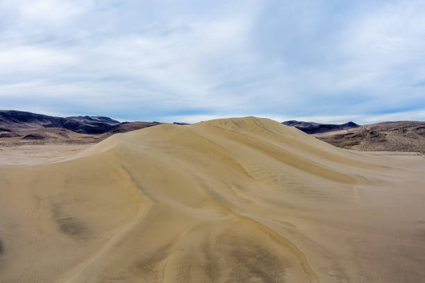 kuvapankkikuvat ja rojaltivapaat kuvat aiheesta ilmakuva sand mountainin virkistysalueesta, joka sijaitsee valtatie 50: n varrella, loneliest road amerikassa, reno nevadan itäpuolella. - sand mountain
