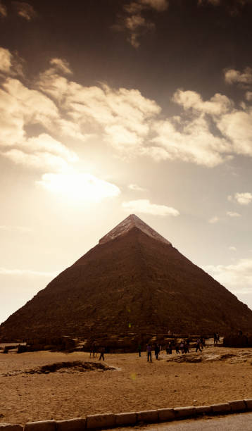 la pirámide de kefrén / kefrén al atardecer en giza, egipto - pyramid of chephren fotografías e imágenes de stock