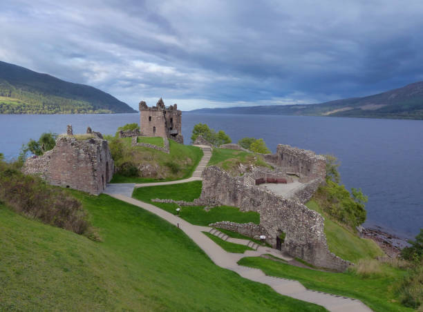 ruínas do castelo de urquhart, inverness, escócia - scotland castle loch ness urquhart castle - fotografias e filmes do acervo