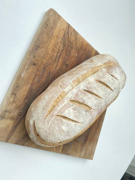 씨를 뿌린 집에서 만든 사워도우 빵과 세몰리나 - brown bread bread home interior organic 뉴스 사진 이미지