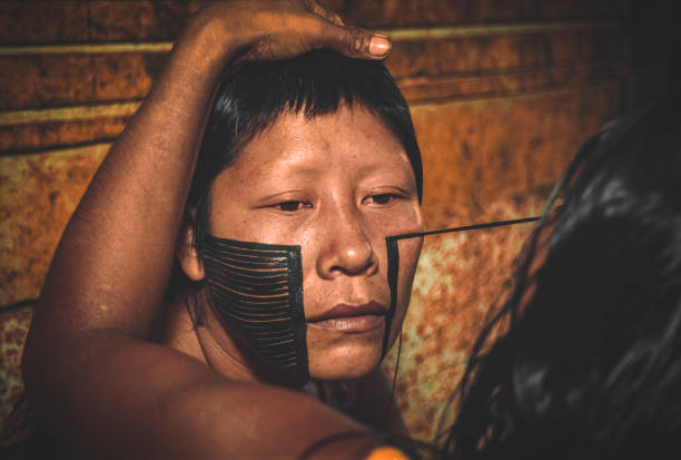 ブラジルアマゾンのアスリーニ族出身の先住民族女性 - tribal art 写真 ストックフォトと画像