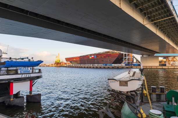 9 aprile 2022. stettino, polonia. l'edificio in acciaio simile a uno scafo del marine science centre. - industry szczecin europe nautical vessel foto e immagini stock