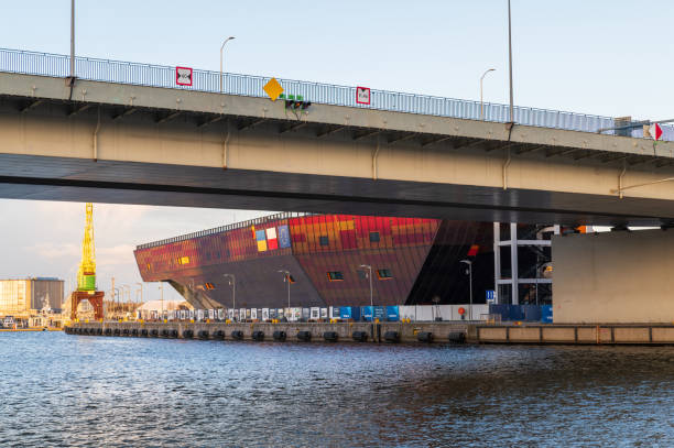 9 de abril de 2022. szczecin, polônia. o edifício de aço hull do centro de ciênciamarinha. - industry szczecin europe nautical vessel - fotografias e filmes do acervo