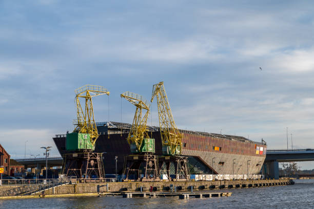 9 aprile 2022. stettino, polonia. l'edificio in acciaio simile a uno scafo del marine science centre. - industry szczecin europe nautical vessel foto e immagini stock