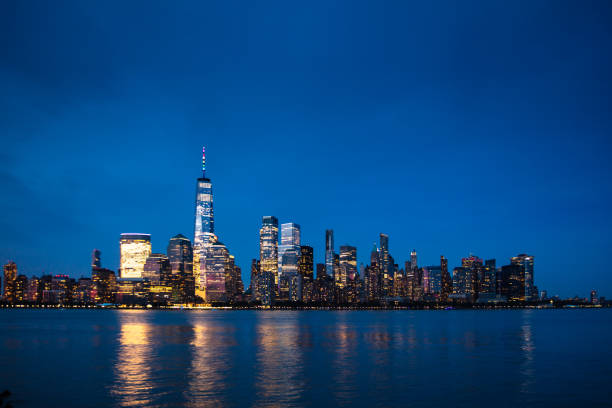 ナイトフォールのロウアーマンハッタンスカイライン - manhattan new york city night skyline ストックフォトと画像