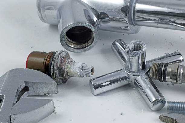 解体された洗面器の蛇口/蛇口と廃棄物。 - half inch wrench ストックフォトと画像
