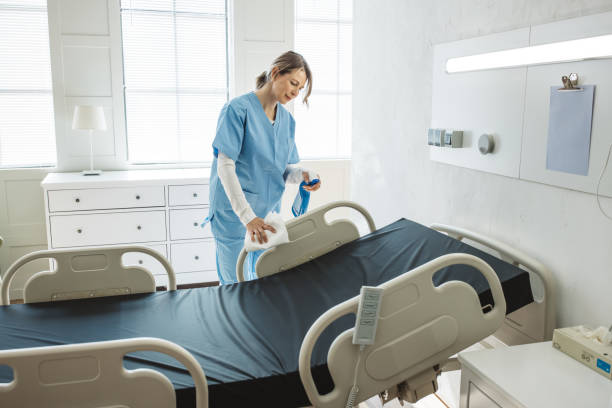 istock Nurse cleaning hospital ward. 1392421543