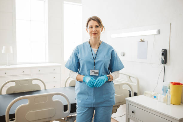 retrato de enfermera en clínica médica. - female nurse fotografías e imágenes de stock