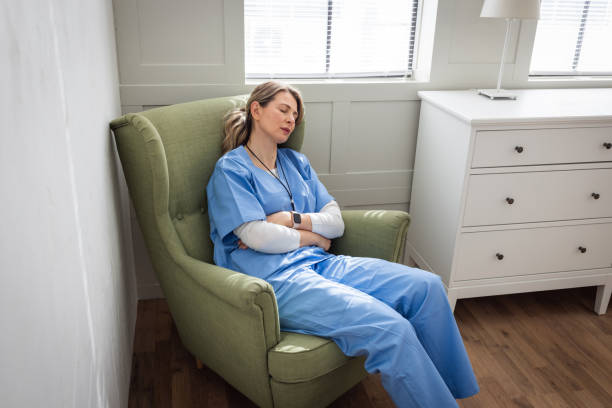 enfermera cansada en la sala del hospital - doctor tired protective workwear sadness fotografías e imágenes de stock