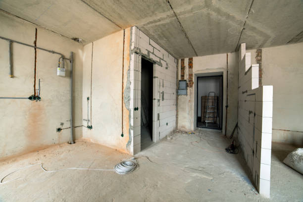 interno di un appartamento con pareti nude e soffitto in costruzione. - wall plasterboard vehicle interior indoors foto e immagini stock