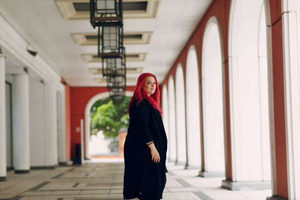 mujer europea de talla grande. joven pelirroja de pelo rosado cuerpo positivo - teen obesity fotografías e imágenes de stock