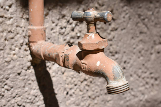 istock Old and worn faucet 1392433582