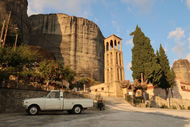 vista para a santa igreja da dormição da virgem maria em kalambaka - meteora monk monastery greece - fotografias e filmes do acervo