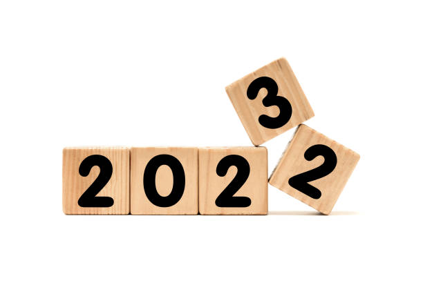 nowy rok 2023 i stary 2022 z izolowanymi klockami zabawek - year block cube new years eve zdjęcia i obrazy z banku zdjęć