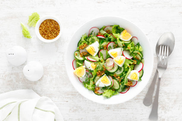 ensalada con huevo duro, rábano y pepino, vista superior - salad breakfast cooked eggs fotografías e imágenes de stock