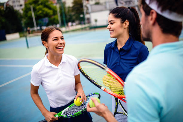 fit personnes heureuses jouant au tennis ensemble. concept sportif - tennis club photos et images de collection