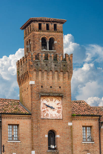 średniowieczna wieża zegarowa zwana torresin - oderzo włochy europa - tower treviso veneto palace zdjęcia i obrazy z banku zdjęć