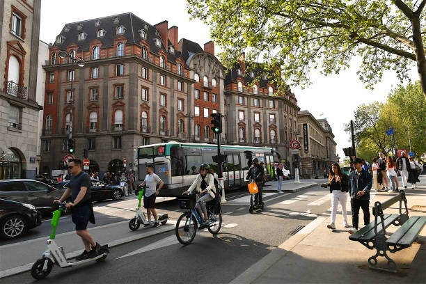 フランス、パリの街並み。 - bicycle cycling transportation mode of transport ストックフォトと画像