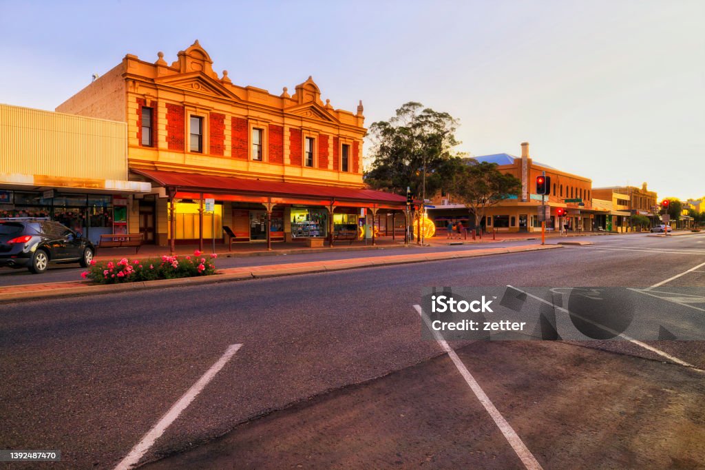 BH Argent square set lines Shopping district and main Argent street of Broken Hill city in Australian outback at sunset. Shopping Stock Photo