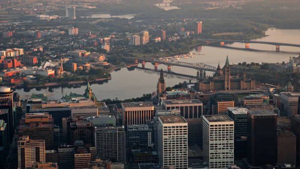 vista del río ottawa y gatineau vista desde el centro de ottawa - ottawa river fotografías e imágenes de stock