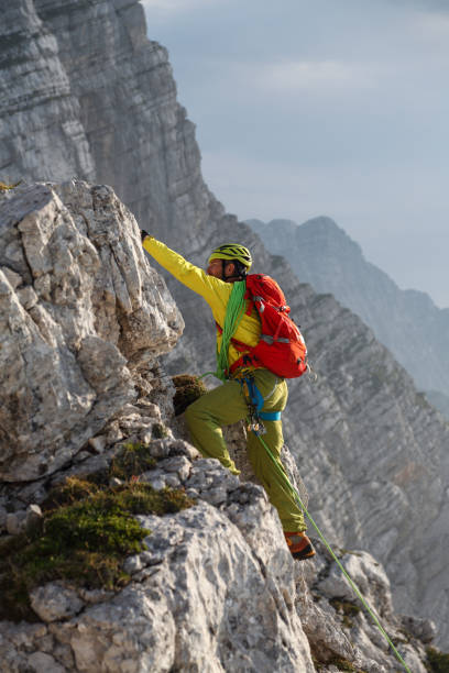 alpiniste sur un rocher - climbing rock climbing rock mountain climbing photos et images de collection